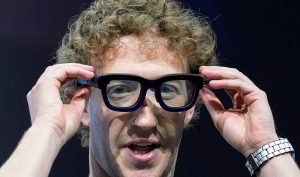 Două demonstrații se întrerup pe scenă