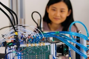 Microsoft experimentează un supercomputer optic ce poate crește eficiența AI de 100 de ori. Iată cum!