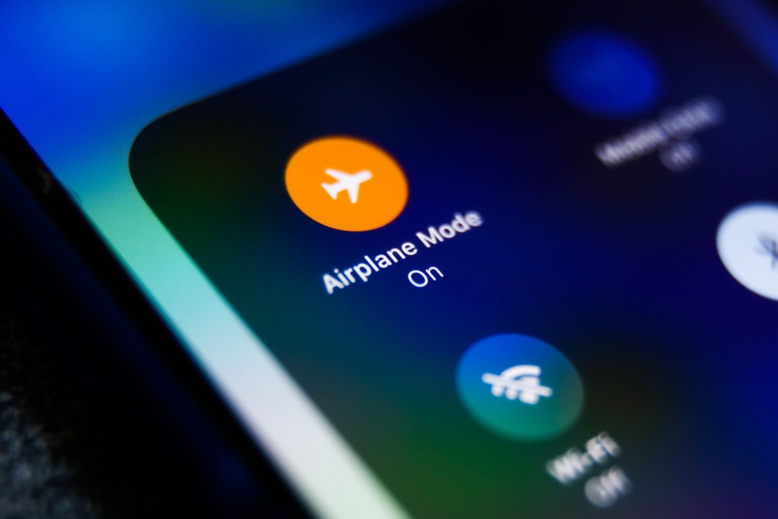 Activează modul avion, ai nevoie de el din 3 motive
