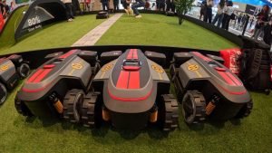 Roborock prezintă noi roboți de tuns iarba.
