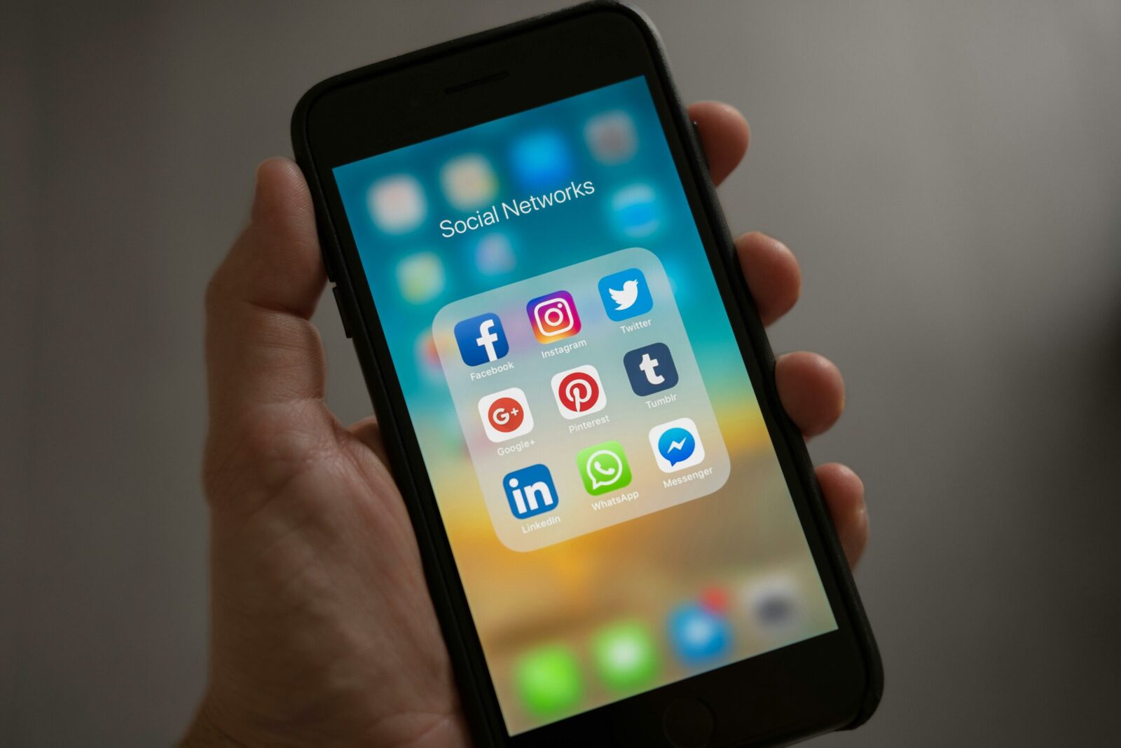 Fiți atenți la like-uri: studiu îngrijorător privind siguranța tinerilor pe internet.