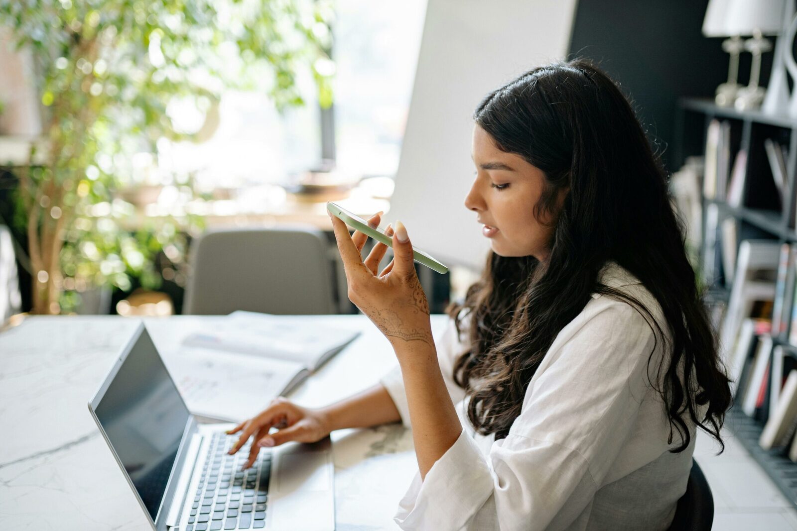 Freelancerii devin esențiali în corectarea erorilor AI: companiile nu pot înlocui oamenii.