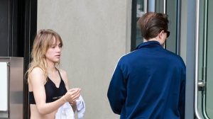 Suki Waterhouse și Robert Pattinson au fost la sală înainte de concertul ei din L.A., deschizând pentru Laufey