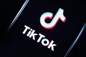 Un trend TikTok aduce amenzi părinților după ce copiii apelază la 112