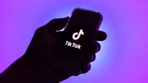 TikTok expune copiii la materiale pornografice prin sistemul său de recomandări