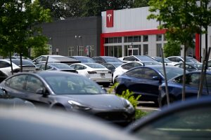 Acțiunile înflorite ale Tesla atrag atenția asupra prognozei de vânzări în era roboților