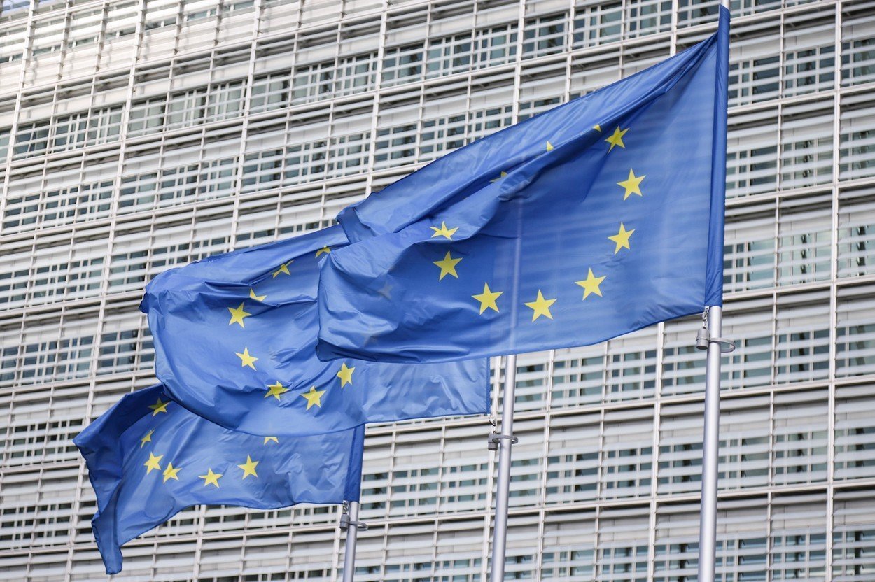 UE verifică dacă două platforme și două magazine de apps respectă regulile digitale de protecție a minorilor