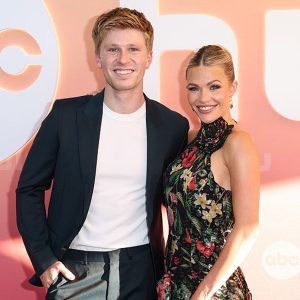 Witney Carson reacționează la mesajele fanilor pentru a o pune cu Robert Irwin