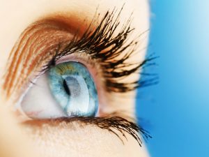 Un implant ocular minuscule redă vederea celor cu pete oarbe incurabile