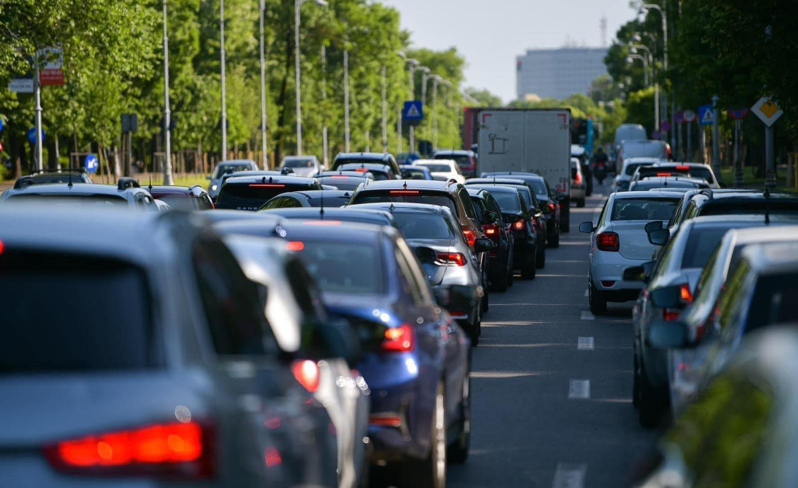Numărul mașinilor înmatriculate în București a crescut cu peste 30 % în ultimul deceniu, anunță primarul Stelian Bujduveanu pe Facebook