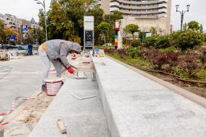 <p><strong>Primarul Stelian Bujduveanu anunță începutul reparaţiilor trotuarelor din zona centrală a Capitalei</strong></p>