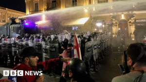 Protestatarii din Georgia încearcă să ia cu asalt Palatul Prezidențial din Tbilisi