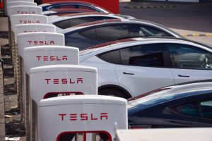 Investigație asupra Tesla: vehiculele autonome au trecut pe roșu și au mers în sens greșit