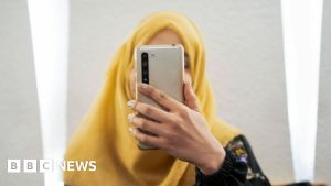 Femeile din Afganistan rămân fără ultima cale, Talibanul blochează internetul
