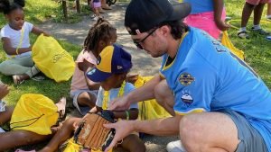 Motivația implicării în comunitate a lui Sal Frelick, starul Brewers, a început acasă