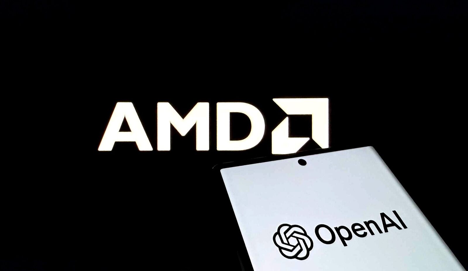 AMD urcă pe bursă după acordul cu OpenAI, anunțând mai mult AI în aparatele tale