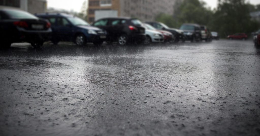 ANM a actualizat prognoza: cod roșu de ploi puternice în București și în cinci județe. Explicațiile Elenei Mateescu. HARTĂ