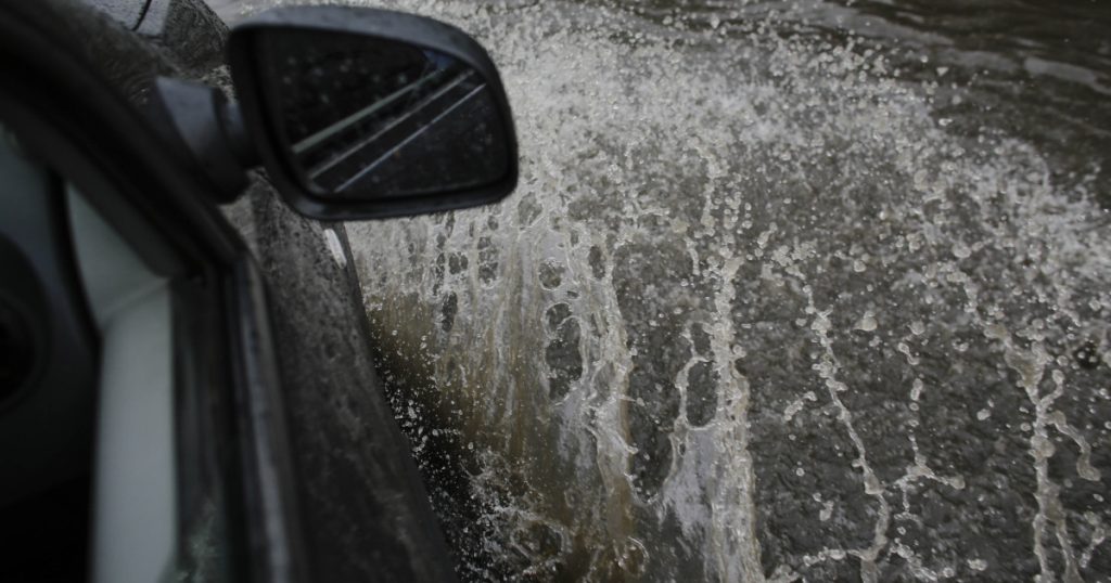 Ciclonul Barbara trece peste România. Mașini luate de ape în Constanța, drumuri închise și inundații în București, Giurgiu și Ialomița