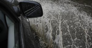 Ilfov: inundații, copaci căzuți, mașini avariate, drumuri blocate la Brăgădiru, pompieri la foc