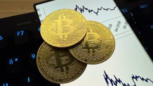 Trump zdruncină Bitcoin și Ethereum, piața cripto se prăbușește în timp record
