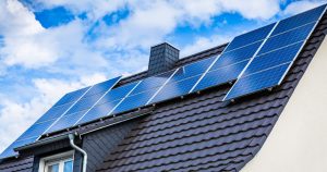 Camera Deputaților adoptă noi norme pentru prosumatori; APCE: legea are unele defecte