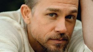 Charlie Hunnam despre transformarea în Ed Gein pentru „Monster” de la Netflix