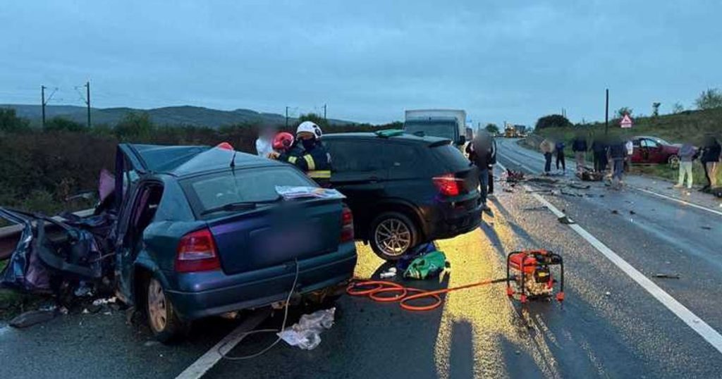 Accident extrem de grav pe DN 1C, în judeţul Cluj: cinci răniți încarceraţi, un bărbat a murit