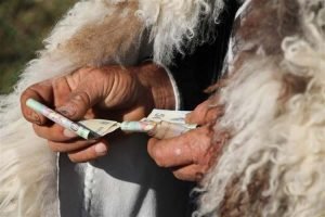 Crescătorii mici de animale nu mai pot comercializa brânza fără a emite factură.