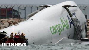 Două victime mortale după ce un avion Emirates a alunecat de pe pistă în mare