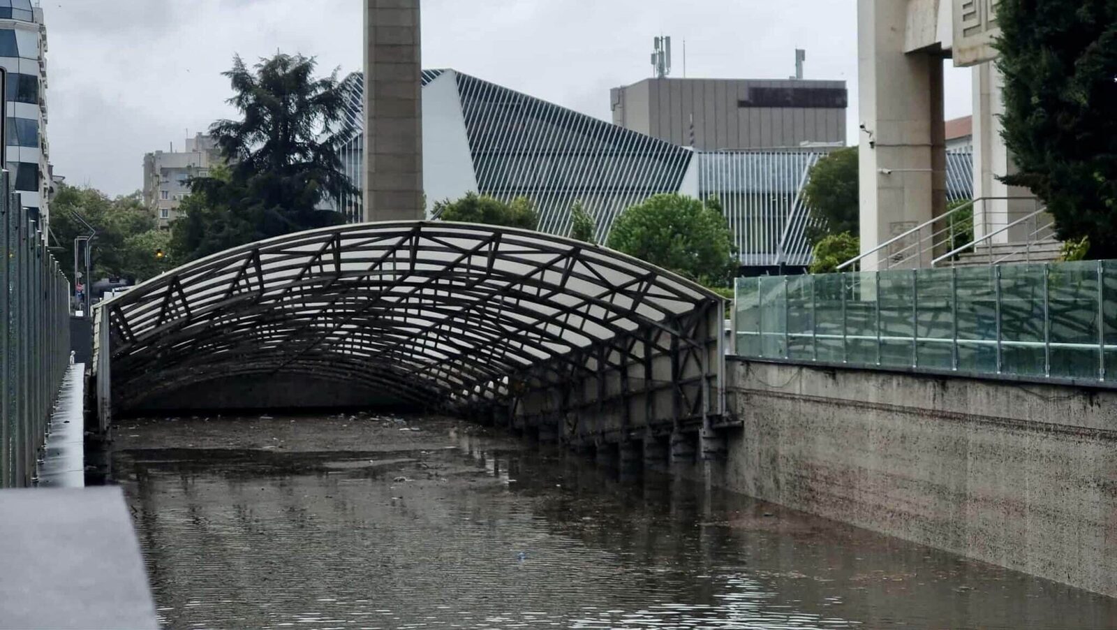Două victime mortale în Bulgaria din cauza ploilor torențiale și a inundărilor masive