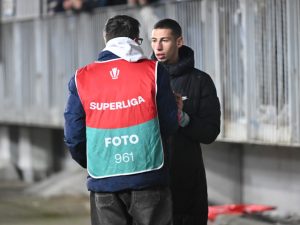 După final, Sfait a fugi rapid la fotoreporterul ce i-a deteriorat laptopul – dialogul lor