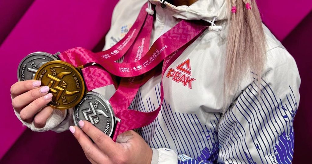 Munca din spatele succesului. FOTO. Cum arată mâinile Mihaelei Cambei după ce a câștigat trei medalii la Mondialele de haltere: „Ca o războinică!”