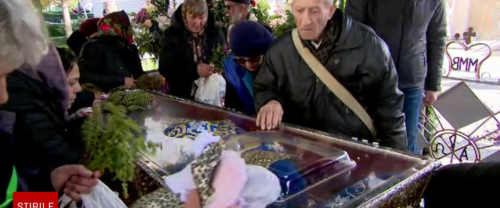 Credincioșii au așteptat la cozi interminabile pentru a se închina la Sfânta Parascheva. ”Am avut nevoie de acest miracol”