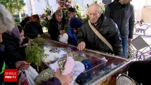 Fidelii au format cozi lungi la Sfânta Parascheva: „Mi-a fost nevoie de acest miracol”