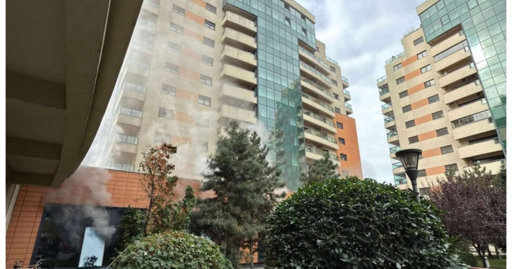 Incendiu la subsolul unui bloc din sectorul 6, unde funcționează un centru spa. Zeci de oameni, evacuați