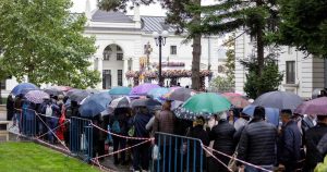 Folioși uriași la Iași în prima zi de pelerinaj la moaștele Sfintei Parascheva, în ploaie și frig