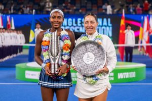 Gauff învinge pe prietena și fostă partenera ei de dublu, Pegula, și câștigă titlul la Wuhan
