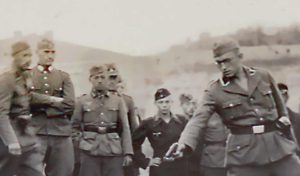 După 80 de ani, AI recunoaște ofițerul nazist din renumita fotografie a Holocaustului