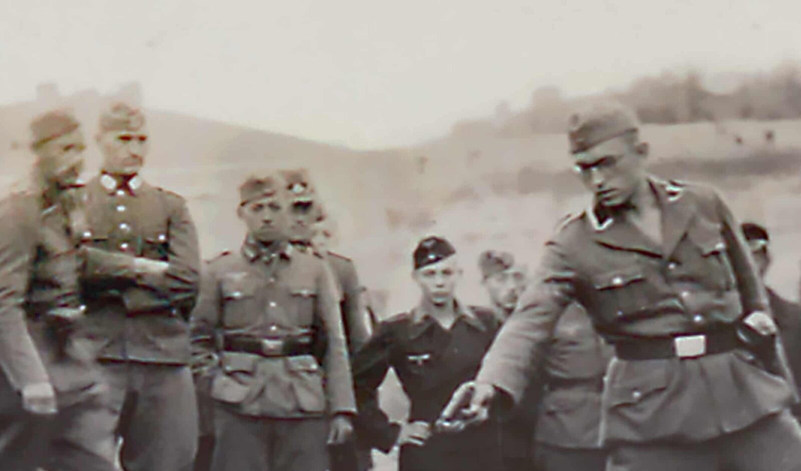 După 80 de ani, AI recunoaște ofițerul nazist din renumita fotografie a Holocaustului