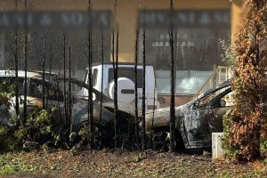 Incendiu în Pipera: două mașini în flăcări, foc la conducta de gaze, 60 evacuaţi