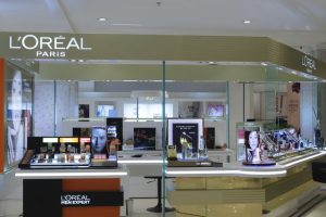 L’Oréal aproape să preia divizia cosmetică a Kering, incluzând Gucci și Balenciaga, pentru ~4 md $