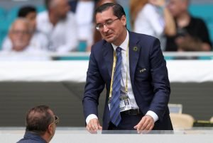 Mă vedeți pe voi ca pe niște maimuțe!