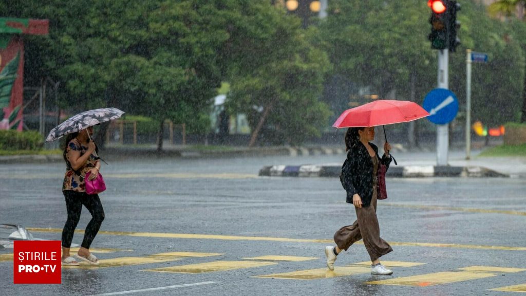 Vremea mâine, 3 octombrie. Coduri meteo de vreme rea. În București continuă ploile, cu temperaturi de maxim 12 grade. HARTĂ