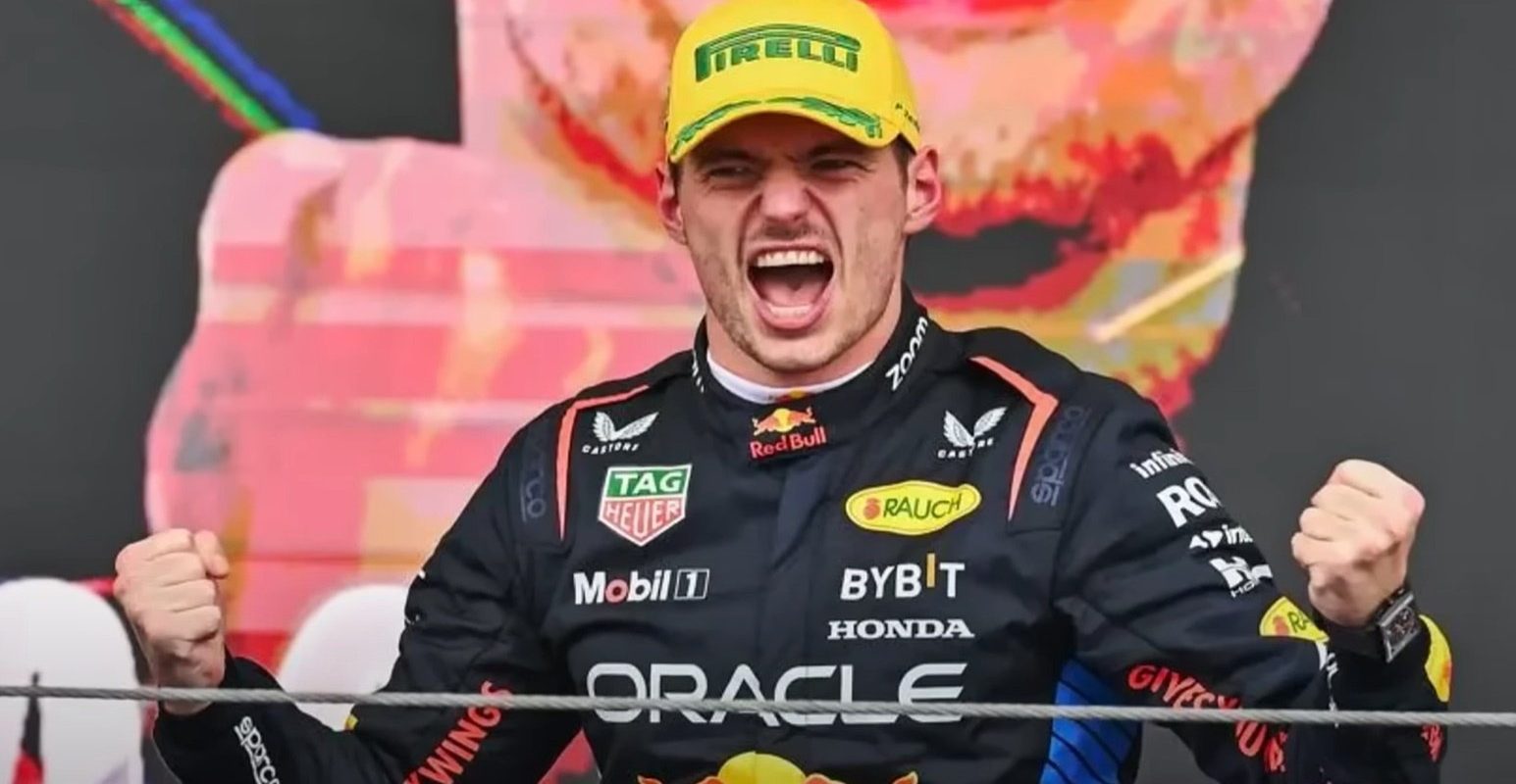 Max Verstappen, fericit pe podiumul de premiere. Pilotul celor de la RedBull este campionul mondial en-titre din Formula 1.