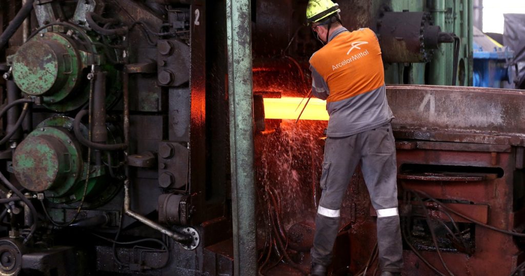 Combinatul siderurgic din Hunedoara repornește producția. Când sunt așteptați să revină angajații la muncă