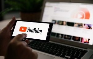 YouTube revine cu modificări majore: player, comentarii și aspectul vizual