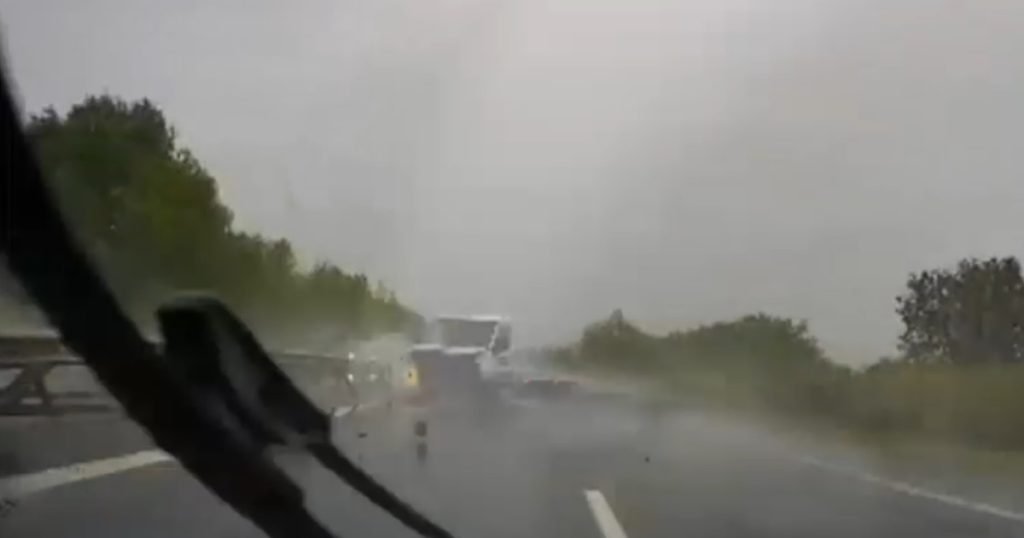 Momentul în care șoferul unei autoutilitare pierde controlul volanului. Accident pe A1 surprins cu o cameră de bord