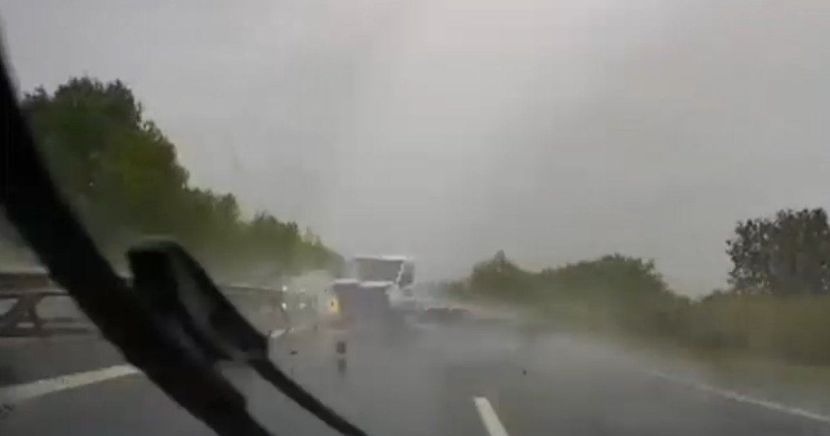 Momentul în care șoferul unei autoutilitare pierde controlul volanului. Accident pe A1 surprins cu o cameră de bord