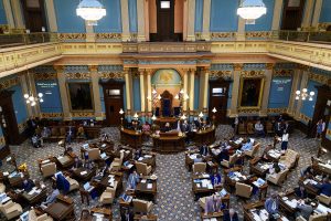 Buget Michigan: mese gratuite la școli, 10.000 $/elev și aproape 2 miliarde $ pentru drumuri