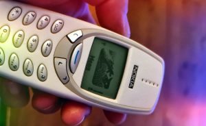 Telefonul cu butoane, noul simbol al rezistenței la smartphone-uri